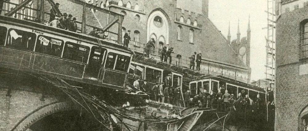 Ein Wagon liegt nach dem Absturz vom Hochbahnviadukt zerstört in einem Industriehof in der Luckenwalder Straße in Kreuzberg.