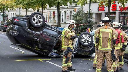 Dachschaden: Die Fahrerin dieses Geländewagens hat einen Mercedes gerammt, der in der Gneisenaustraße in zweiter Reihe stand. Feuerwehrleute bargen die Frau leicht verletzt. 