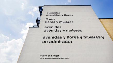 Umstritten: Das Gomringer-Gedicht "Avenidas" hier noch an der Fassade der Alice Salomon Hochschule in Berlin-Hellersdorf