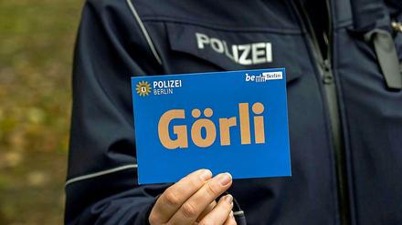 Die Polizei informiert Besucher des Görlitzer Parks mit Handzetteln.