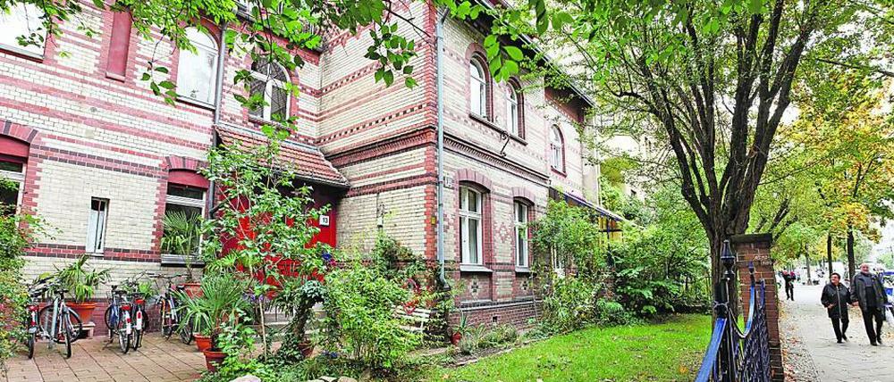 Von 1963 bis 1996 wohnte Grass in diesem Haus in der Niedstraße 13 in Friedenau.