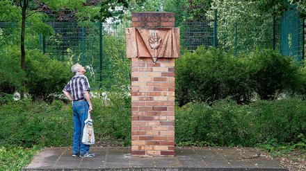 Ein Denkmal erinnert an den kommunistischen Widerstand in der Griechischen Allee in Berlin-Oberschöneweide. Die hieß früher Rathausstraße - auch ohne Rathaus.