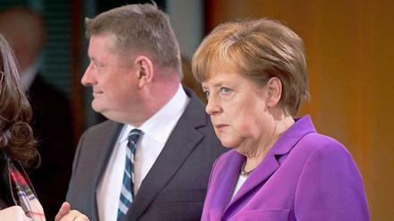 Gesundheitsminister Hermann Gröhe, flankiert von Andrea Nahles, Arbeitsministerin, und Angela Merkel.