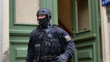 Ein Bundespolizist bei der Razzia am Donnerstagmorgen in Berlin-Charlottenburg im Einsatz. 