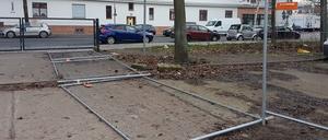 Der ungesicherte Problemzaun an der Filiale der Pankower Grundschule im Blumenviertel nahe Velodrom.