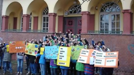 Da protestierten sie noch. Kinder der Kaulsdorfer Grundschule vor dem maroden Gebäude. Inzwischen ist die Schule dicht.