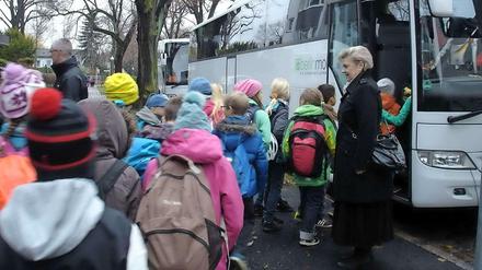Und wieder rein in den Bus: Die Schüler der Franz-Carl-Achard-Grundschule in Kaulsdorf müssen ohnehin jeden Tag zehn Kilometer zur Marcana-Schule fahren - heute erfolgte der Rückweg schneller.