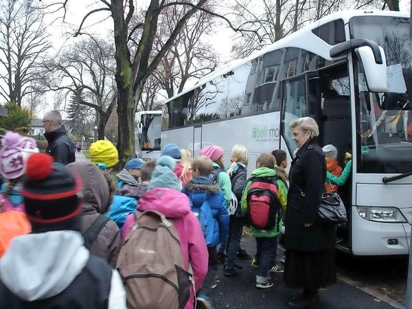 Jeden tag zehn Kilometer mit dem Bus: Die Schüler beim Einsteigen.