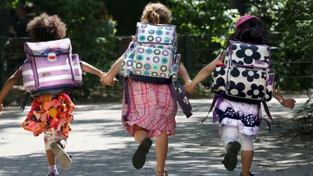 Kinder auf dem Weg zur Schule. 