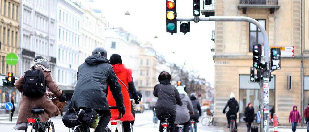 Kopenhagen investiert mehrere Millionen Euro in ein intelligentes Verkehrssystem, das zum Beispiel Ampel-Grünphasen an die Menge an Radfahrern anpasst, die unterwegs ist. 