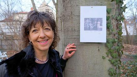 Gedenken. Barbara Gstaltmayr im Garten. Bei einer Veranstaltung zu Ehren der Familie Barasch zierten alte Fotos die Bäume.