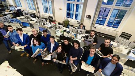 Gruppenaufnahme der Exil-Journalisten beim Netzwerktreffen im Newsroom vom Tagesspiegel-Verlagsgebäude in Berlin-Kreuzberg. 