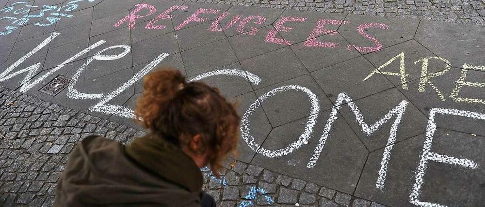"Flüchtlinge sind willkommen", hat eine Unterstützerin vor das Hostel in der Gürtelstraße geschrieben. 