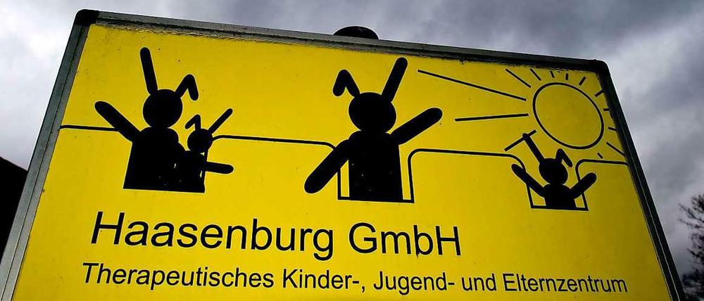 Wegen zahlreicher Misshandlungsvorwürfe sollen die Haasenburg-Heime geschlossen werden. Nun wurde ein neuer Skandal bekannt.