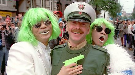 Vertauschte Rollen: Beim Christopher Street Day in Hamburg (2003) wird ein Polizist "verhaftet".