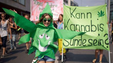 Kann es Sünde sein? Für die Teilnehmer der Hanfparade jedenfalls nicht. Ausgelassen feiern sie am Sonnabend im Herzen von Berlin.