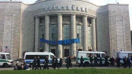 Abgeriegelt und friedlich: Polizeiwagen vor der Volksbühne.