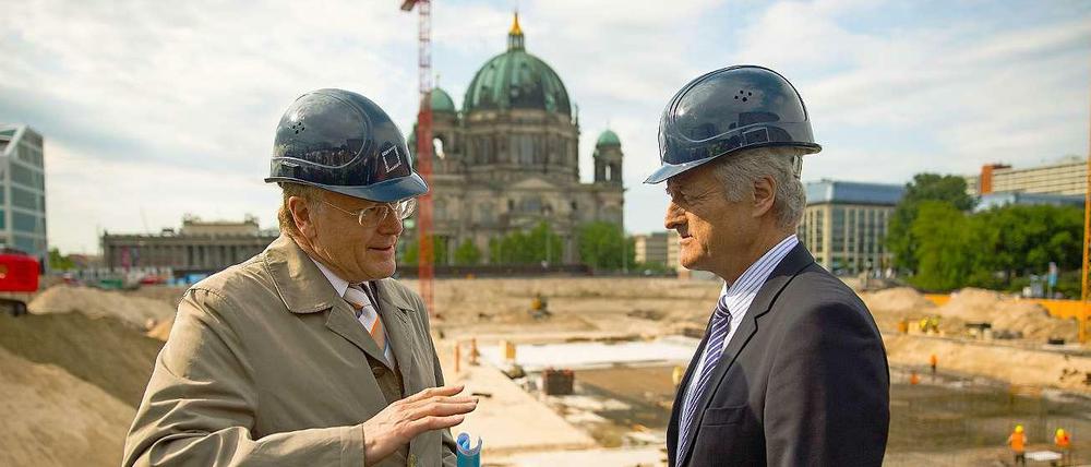 Bundesverkehrsminister Peter Ramsauer (CSU) und der Chef der Schloss-Stiftung, Manfred Rettig (l.), besuchen am 03 .06.2013 die Baustelle des Berliner Schlosses in Berlin.