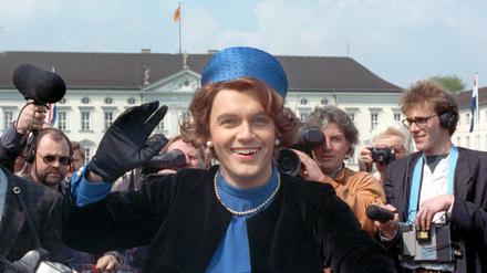 Mit Perlenkette. Verkleidet als Königin Beatrix der Niederlande posiert Hape Kerkeling am 25. April1991 vor Schloss Bellevue.