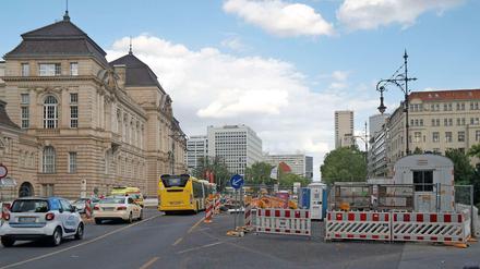 Aktuell behindern die Arbeiten in der Hardenbergstraße den Verkehr in Höhe des Steinplatzes und der Universität der Künste.