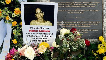 Blumen am Gedenkstein. Erschossen wurde die Frau im Februar 2005. 