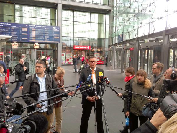 Mehr Journalisten als Reisende. Bahnsprecher Achim Stauß bei der Pressekonferenz am Hauptbahnhof.