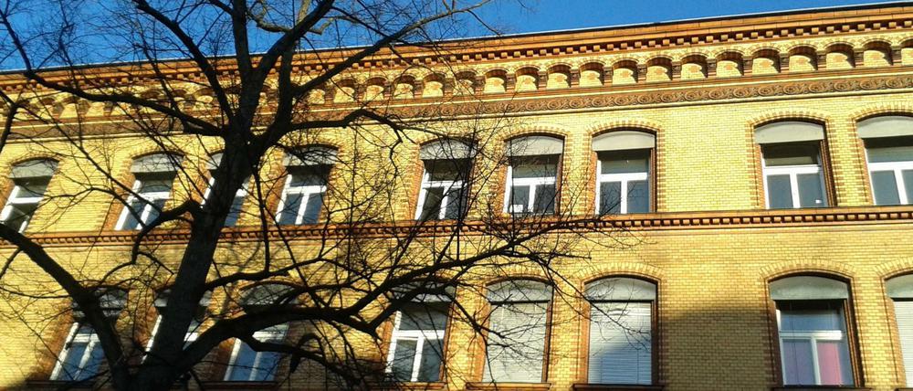 Blick auf die gelbe Fassade der ehemaligen Gerhart-Hauptmann-Schule in Berlin-Kreuzberg.