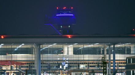 Abends ist das Hauptterminal des Hauptstadtflughafens BER beleuchtet. Die Arbeiten am Flughafen durch die Firma Imtech sollen trotz ihrer Insolvenz weitergehen. 
