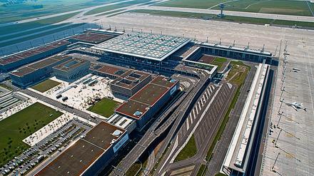 Hätte am 3. Juni 2012 in Betrieb gehen sollen: ominöser Flughafen am südlichen Stadtrand.