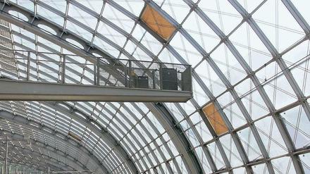 Die kaputten Glasscheiben im Dach des Hauptbahnhofs sind provisorisch mit Holzplatten repariert worden.