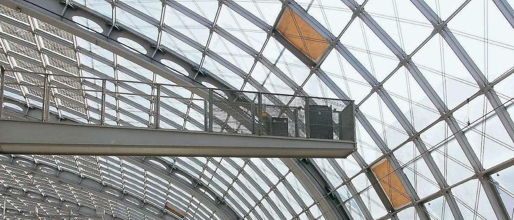 Die kaputten Glasscheiben im Dach des Hauptbahnhofs sind provisorisch mit Holzplatten repariert worden.