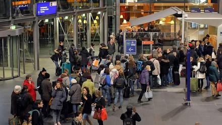 Auch am Berliner Hauptbahnhof sind zahlreiche Fahrgäste gestrandet. Die Nachwirkungen von Sturm "Niklas" verhindern ihre Weiterfahrt.