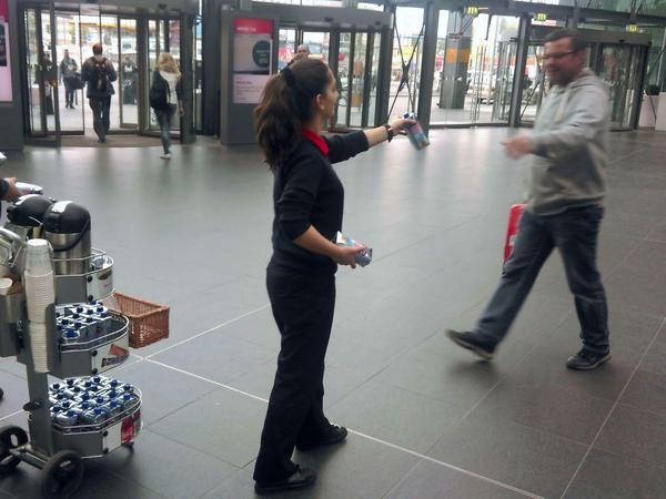 Frisch durch den Streik. Mitarbeiter der Bahn verteilen am Berliner Hauptbahnhof Getränke.