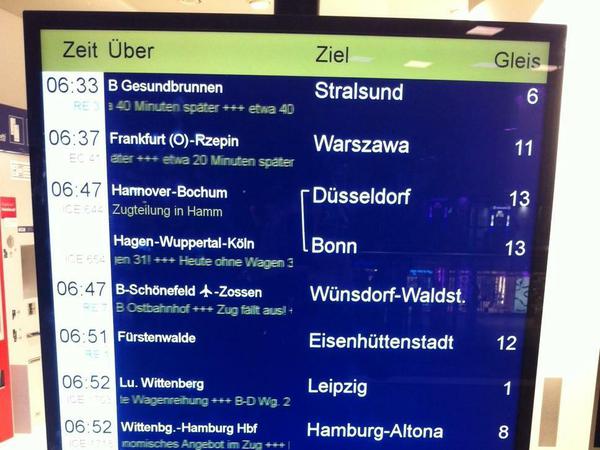 Informationstafel der Bahn nach dem Lokführerstreik am Montagmorgen.