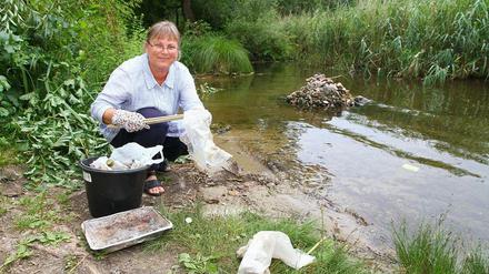 Angelika Heckhausen vom Projekt "Blue Sea" befreit die Havel von Plastik und anderem Müll.