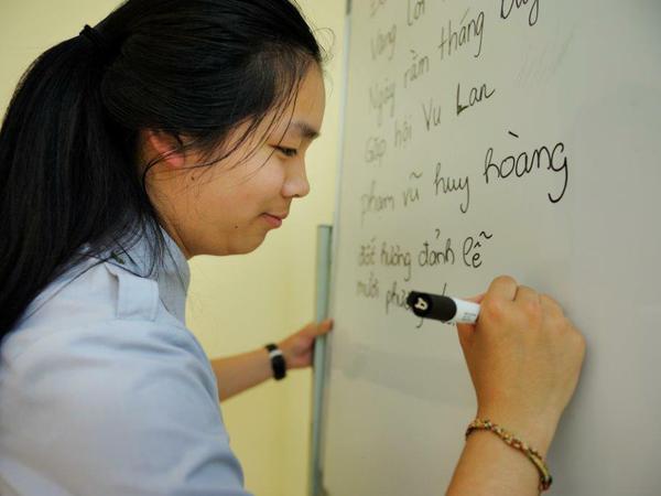 Voll konzentriert. Nordvietnamesin Huong Giang lernt in der Pagode einen anderen Dialekt.