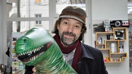 Sebastian Mücke verkauft in seinem Laden "Heimat Berlin" eigentlich Hüte - momentan gibt es aber auch einen aufblasbaren T-Rex zu kaufen.