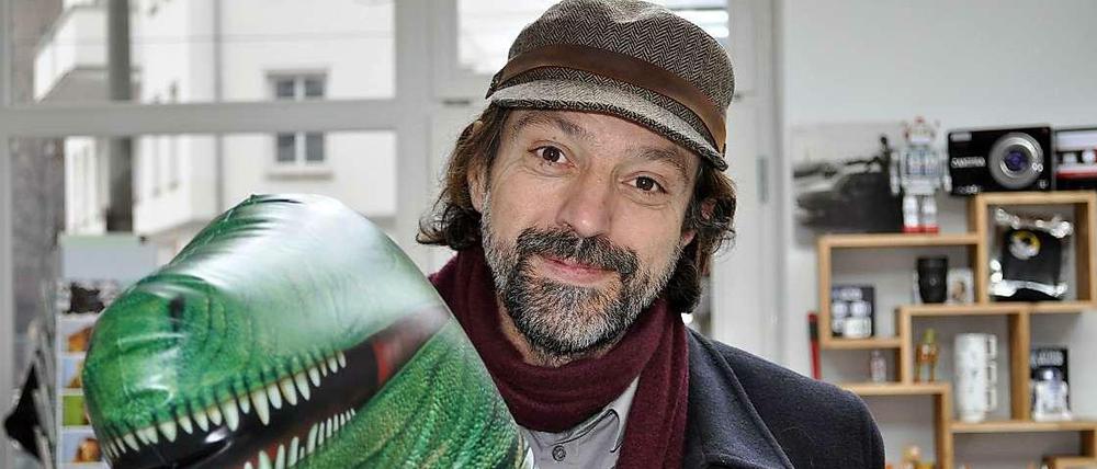 Sebastian Mücke verkauft in seinem Laden "Heimat Berlin" eigentlich Hüte - momentan gibt es aber auch einen aufblasbaren T-Rex zu kaufen.