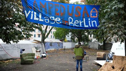 Camp am Oranienplatz. Seit gut einem Jahr sind die Zelte in Kreuzberg aufgebaut. Bis Mitte November sollen die Flüchtlinge nach den Vorstellungen von Bezirksbürgermeisterin Herrmann eine feste Unterkunft haben.