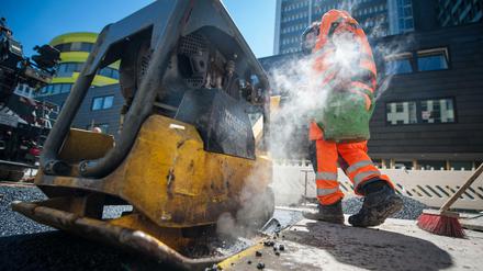 Berlin will wieder mehr in die Infrastruktur investieren. Die Sanierung maroder Straßen gehört dazu.