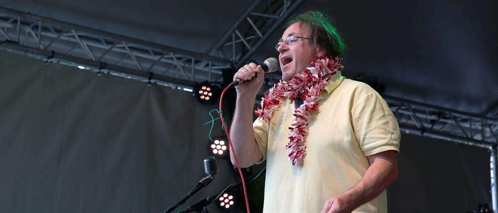 Der 64-Jährige aus Britz singt einen Song über eine Südseeschönheit - mit passendem Accessoire.