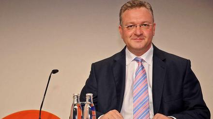 Frank Henkel kann sich freuen: Auf dem 37. CDU-Landesparteitag in Berlin wurde er am Samstag wiedergewählt.