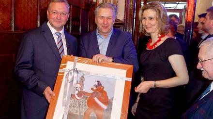 Geschenk vom Chef. Klaus Wowereit (Mitte) überreichte Frank Henkel und dessen Partnerin Kathrin Bernikas ein Bild, das ein Mitarbeiter der Senatskanzlei für ihn gemalt hat.