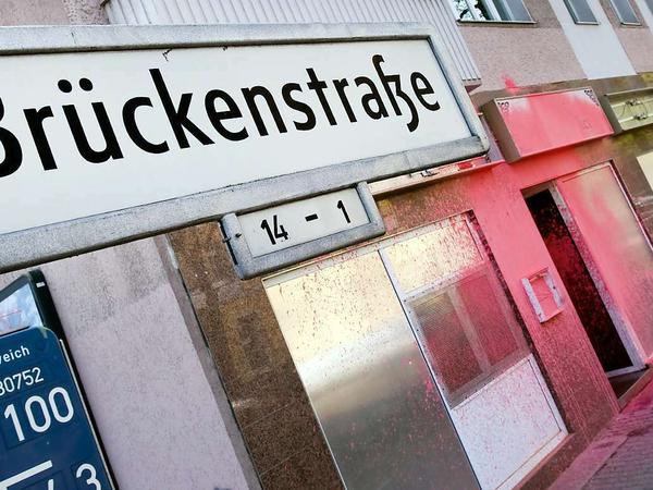 Archivfoto: Die Brückenstraße und die mit rosa Farbe beschmierte rechte Kneipe "Zum Henker" in Schöneweide.