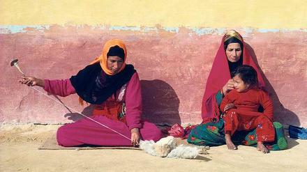 Hauptsache bunt. Weben, sticken und nähen lernen kleine Mädchen in Ägypten schon früh von ihren Müttern. 