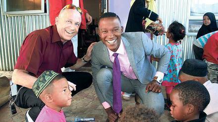 Pfarrer Stefan Hippler und der südafrikanische TV-Moderator Katlego Maboe besuchen HIV-betroffene Kinder im Township. 