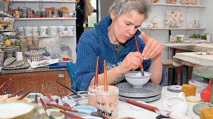 Die Diplomdesignerin und Keramikerin Susanne Protzmann lässt sich von außereuropäischen Volkskulturen und Ornamenten und Mustern der Textilkunst beeinflussen.