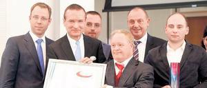 Siegerlächeln: Die Schilkin GmbH mit ihrem Geschäftsführer Erlfried Baatz (2.v.l.) wurde von Sozialsenator Mario Czaja in der Kategorie „Mittelstand“ geehrt.