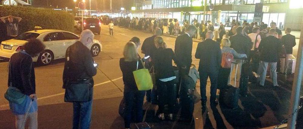 Vor dem Taxistand in Schönefeld mussten die Passagiere erneut warten. 