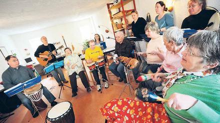Musikalische Runde. Das Therapieangebot der Stadtmission in Rahnsdorf ist beeindruckend. Beispielsweise musizieren und singen Betreuer immer dienstags mit behinderten Bewohnern. Foto: Steinert